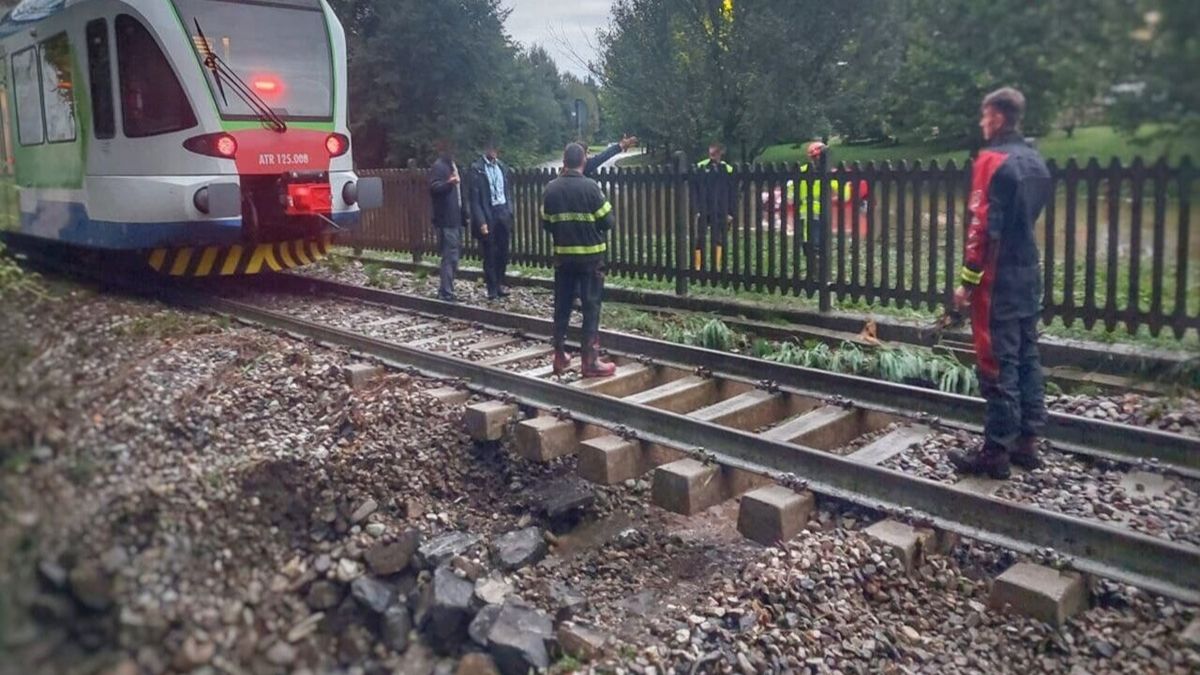 “Viene giù tutto”. Maltempo in Italia, la frana improvvisa a pochi metri dal treno