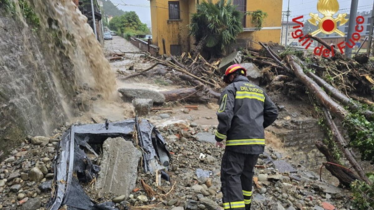 Maltempo shock in Italia, dispersa una donna. Le ricerche disperate, strade chiuse e crolli