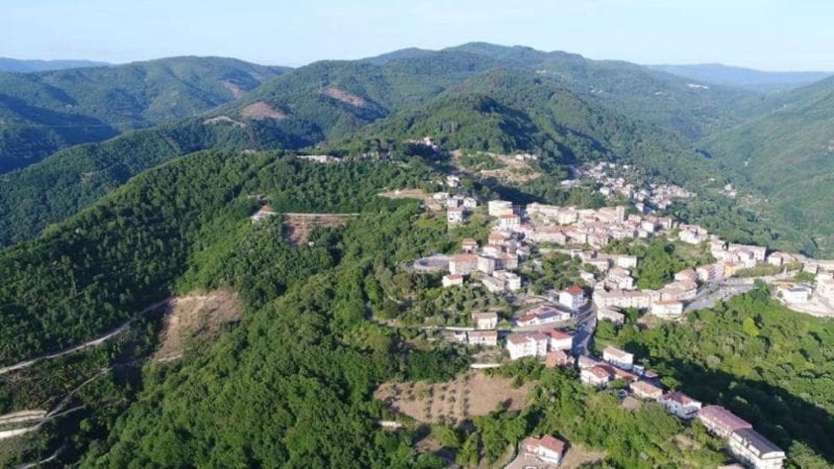 “25mila euro se venite a vivere qui”. Succede in Italia ed è tutto vero: come funziona l’offerta