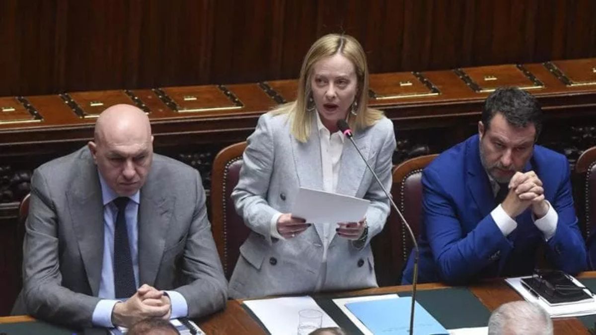 “Baci e abbracci con Salvini”. Lui attacca l’Italia, il ministro lo accoglie così: esplode la polemica “Baci e abbracci con Salvini”. Lui attacca l’Italia, il ministro lo accoglie così: esplode la polemica