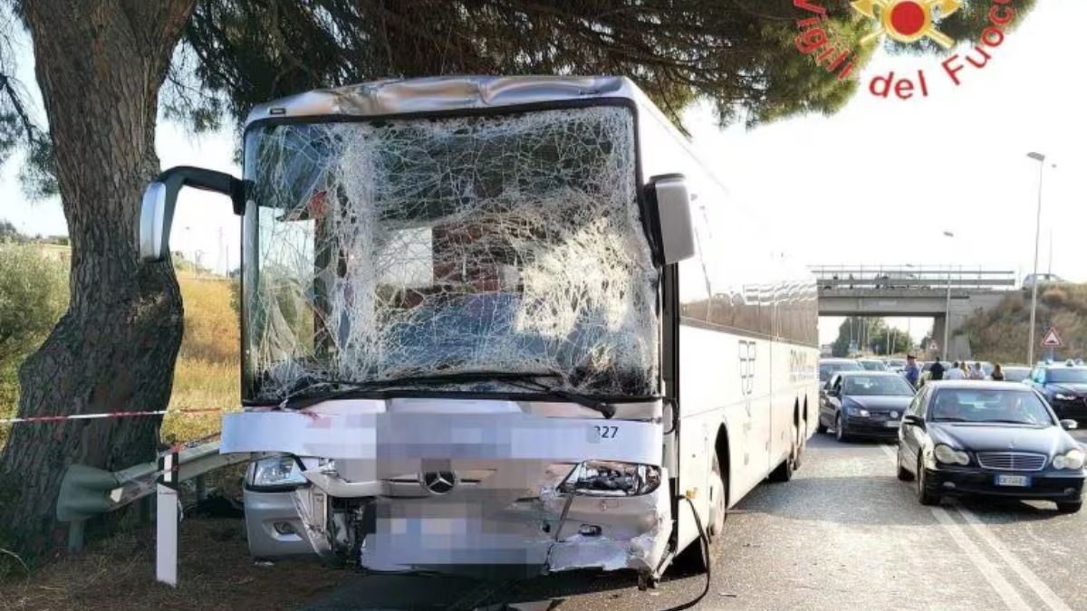 Incidente spaventoso tra due autobus, a bordo centinaia di studenti: lo scontro, terribile