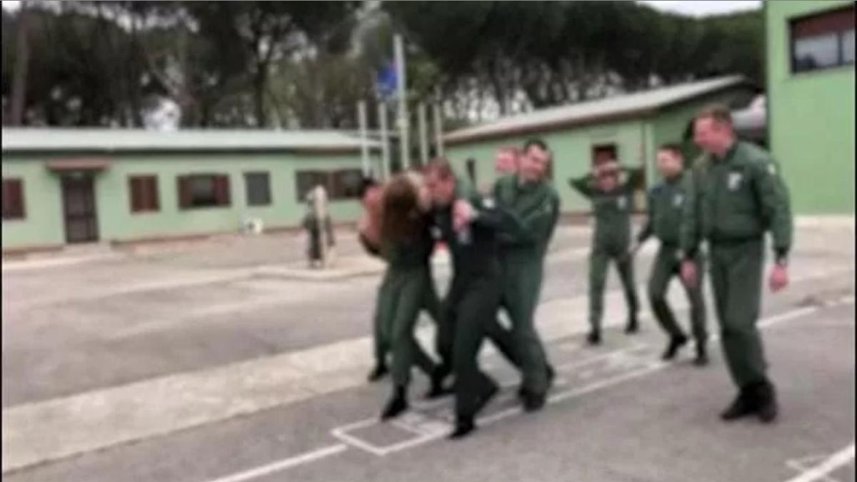 “Frustata in caserma, davanti a tutti”. La decisione dopo l’orrore denunciato da Giulia
