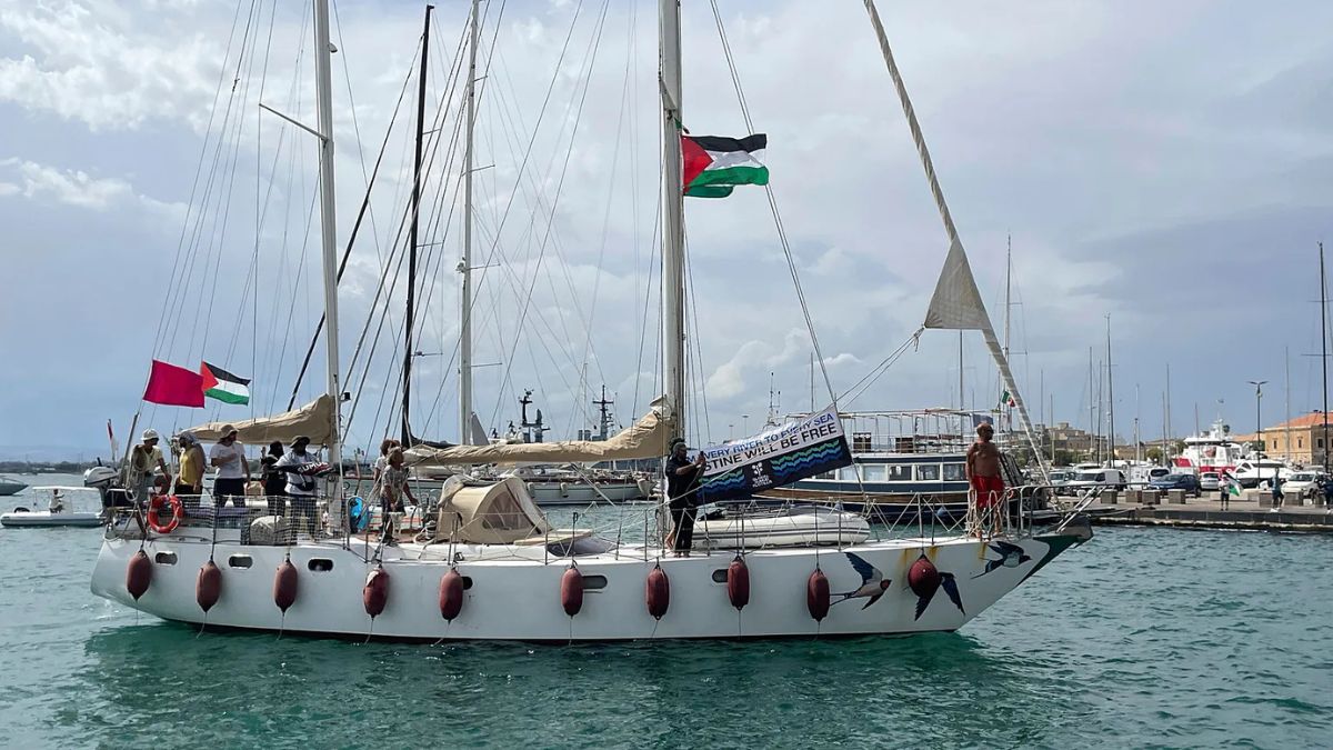 Attivisti della Global Sumud Flotilla a bordo di una delle imbarcazioni dirette verso Gaza, in un clima di forte tensione e dibattito interno.