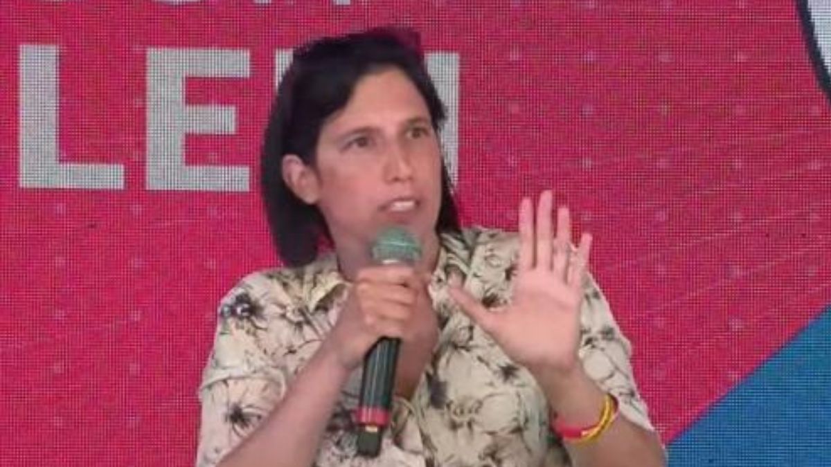 Buu e fischi, Elly Schlein sale sul palco e viene massacrata: il video, è finita malissimo