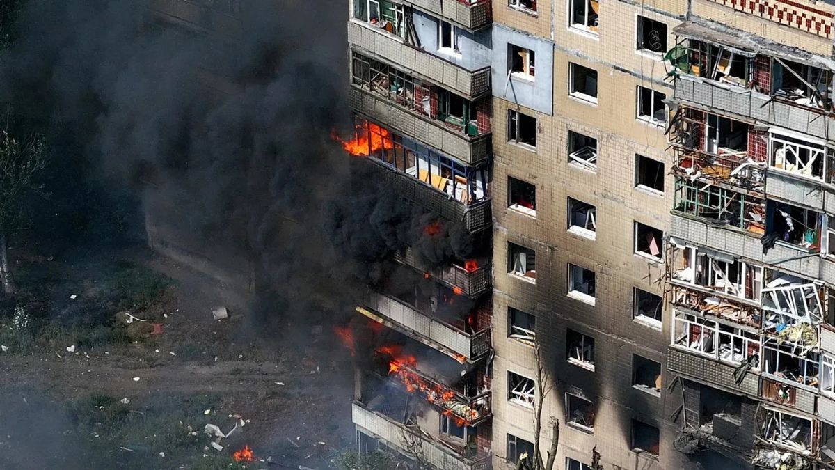 Missili e droni, raffica di esplosioni: la guerra entra in una nuova fase e il mondo trema