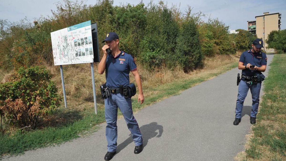 Italia, orrore su una 18enne: l’ha trascinata nel bosco, poi la tragedia. Caccia all’uomo Italia, orrore su una 18enne: l’ha trascinata nel bosco, poi la tragedia. Caccia all’uomo