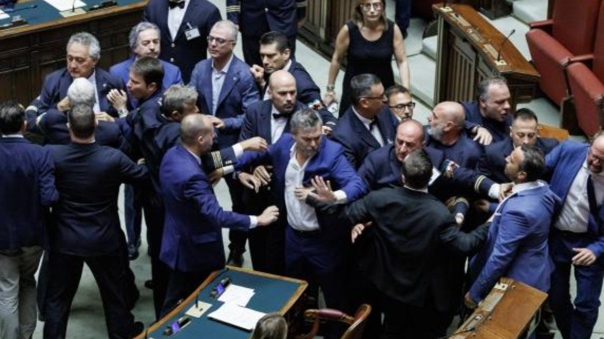 “Non adesso!”. Rissa alla Camera, il VIDEO che inchioda proprio loro: colpo di scena folle