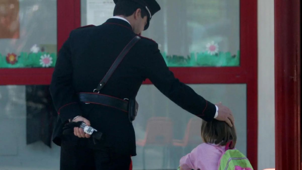 L’orrore a scuola con il maestro: “Cos’ha fatto a quella bimba, è orribile!”. Incubo per la piccola L’orrore a scuola con il maestro: “Cos’ha fatto a quella bimba, è orribile!”. Incubo per la piccola