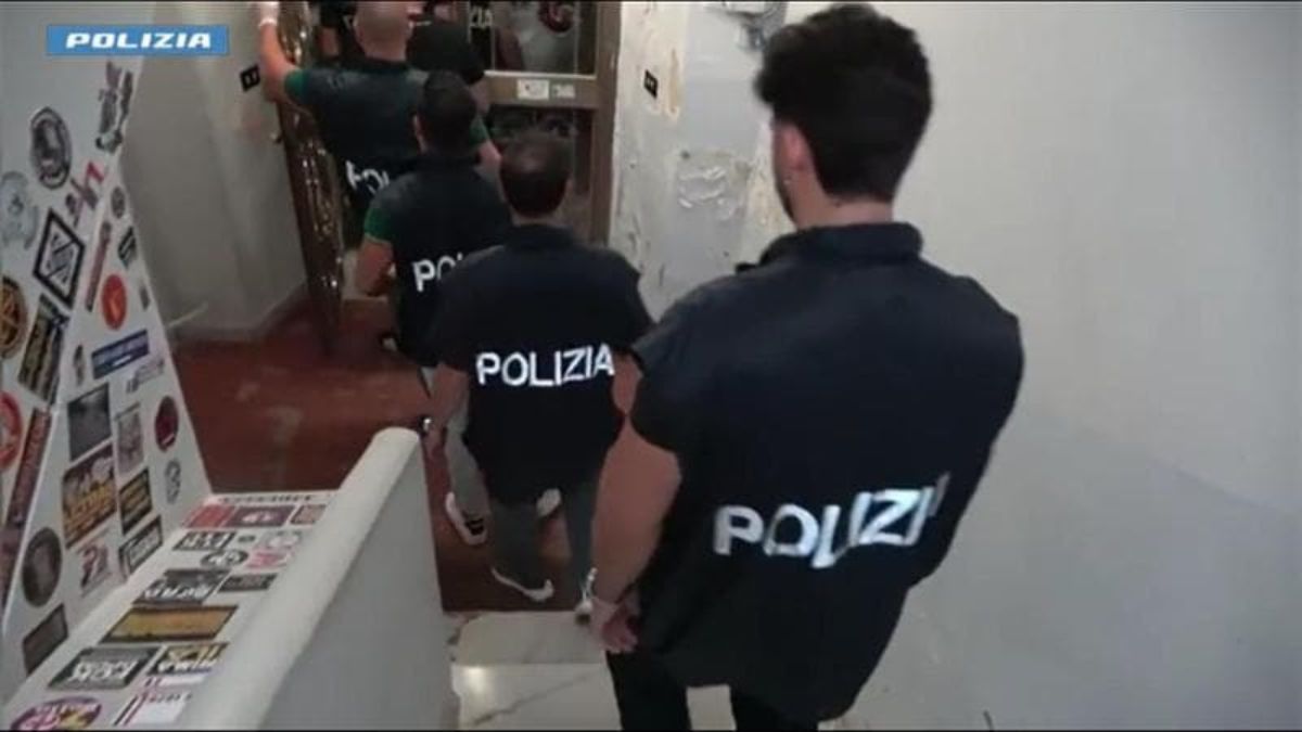 Forza Nuova, i leader calabresi picchiano uno straniero: “Maranza, sono calci nella pancia”. Arrestati Forza Nuova, i leader calabresi picchiano uno straniero: “Maranza, sono calci nella pancia”. Arrestati