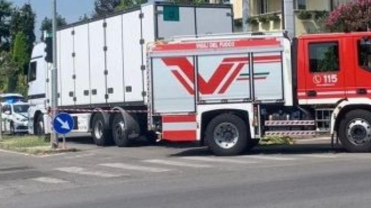 15enne travolta da un camion alla fermata dell’autobus: dramma in Italia