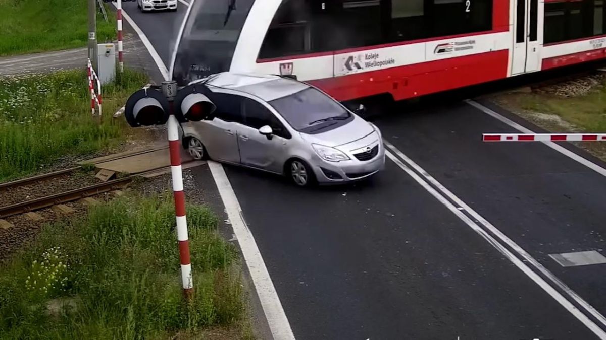 Polonia auto investita treno