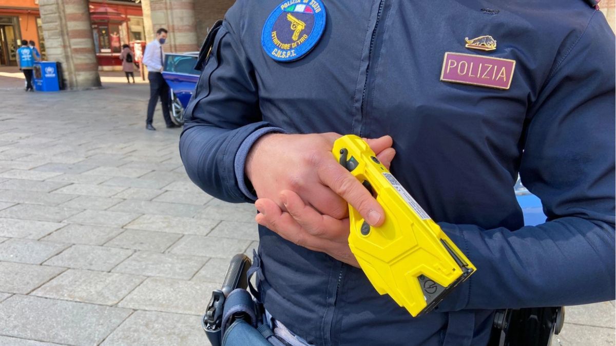 Colpito con il taser dalla polizia: morto un 41enne Colpito con il taser dalla polizia: morto un 41enne