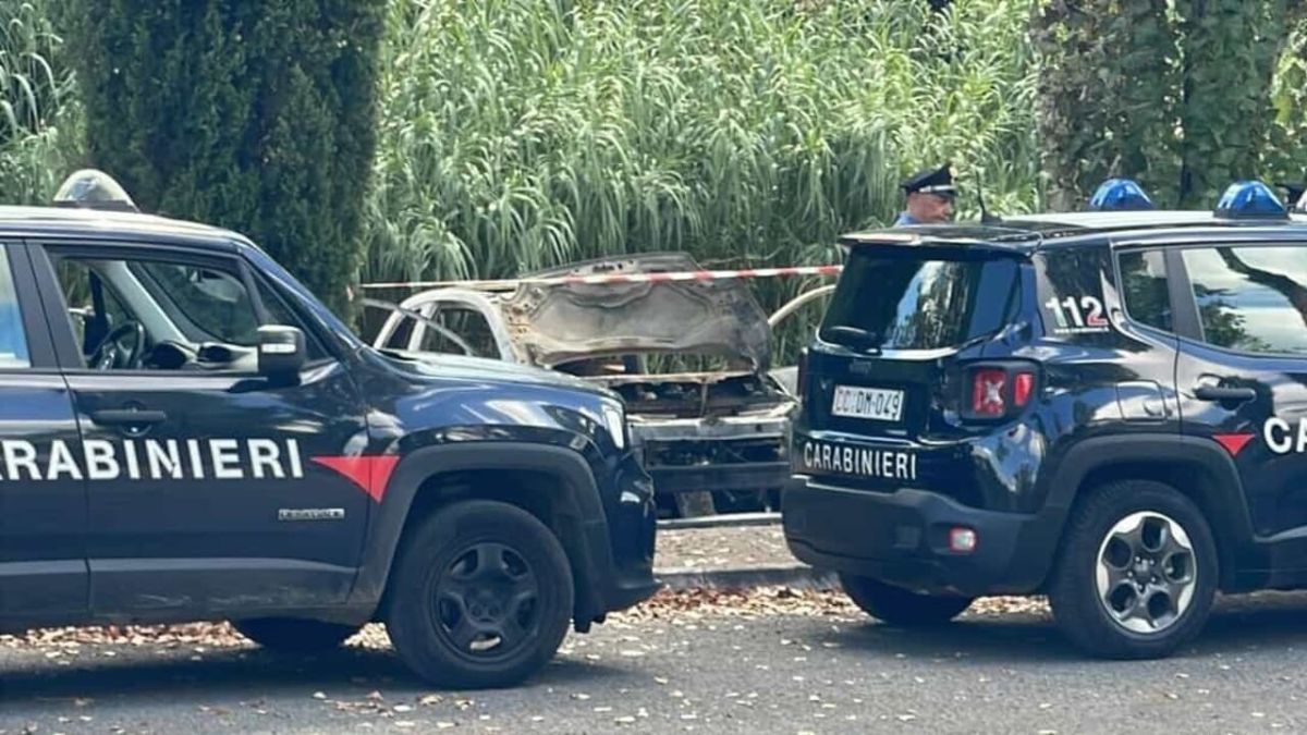Latina auto cadavere carbonizzato