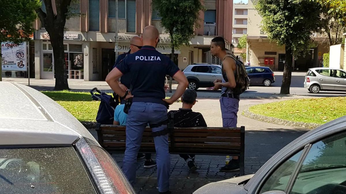 Immigrato non ha i soldi per tornare in Nigeria: si accende uno spinello davanti alla polizia: arrestato e rimpatriato
