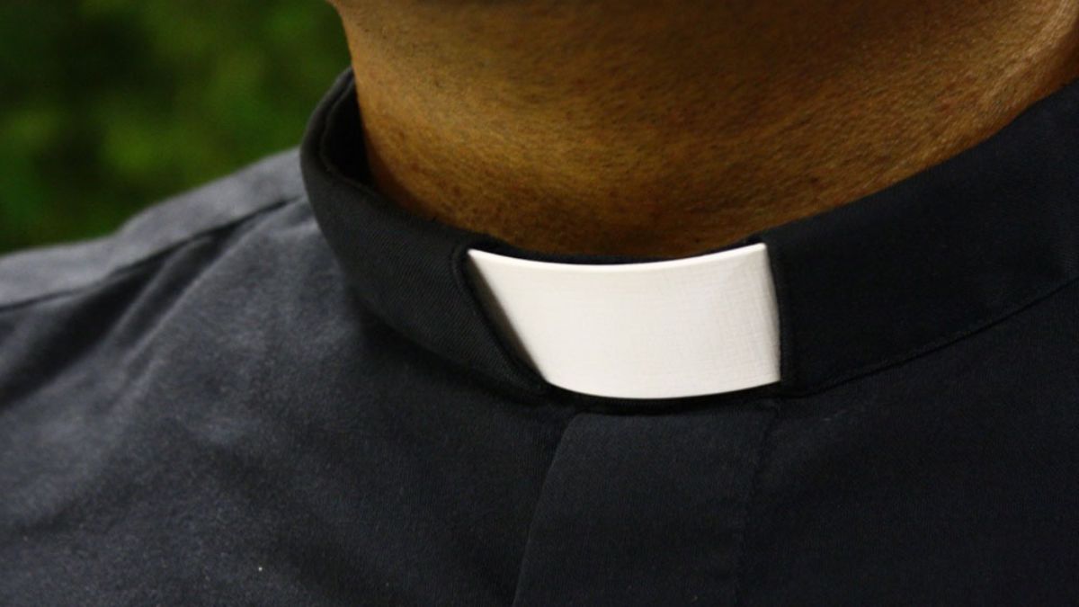 Prete accusato di pedofilia, il vescovo di Bolzano lo trasferisce: “Non potrà stare da solo con minorenni” Prete accusato di pedofilia, il vescovo di Bolzano lo trasferisce: “Non potrà stare da solo con minorenni”