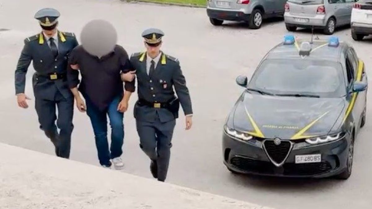 Timbra il cartellino ma va al bar e a fare la spesa: arrestato dipendente comunale