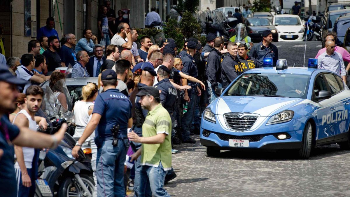 Orrore in Italia, donna aggredita dal compagno a coltellate, lei reagisce e lo uccide Orrore in Italia, donna aggredita dal compagno a coltellate, lei reagisce e lo uccide