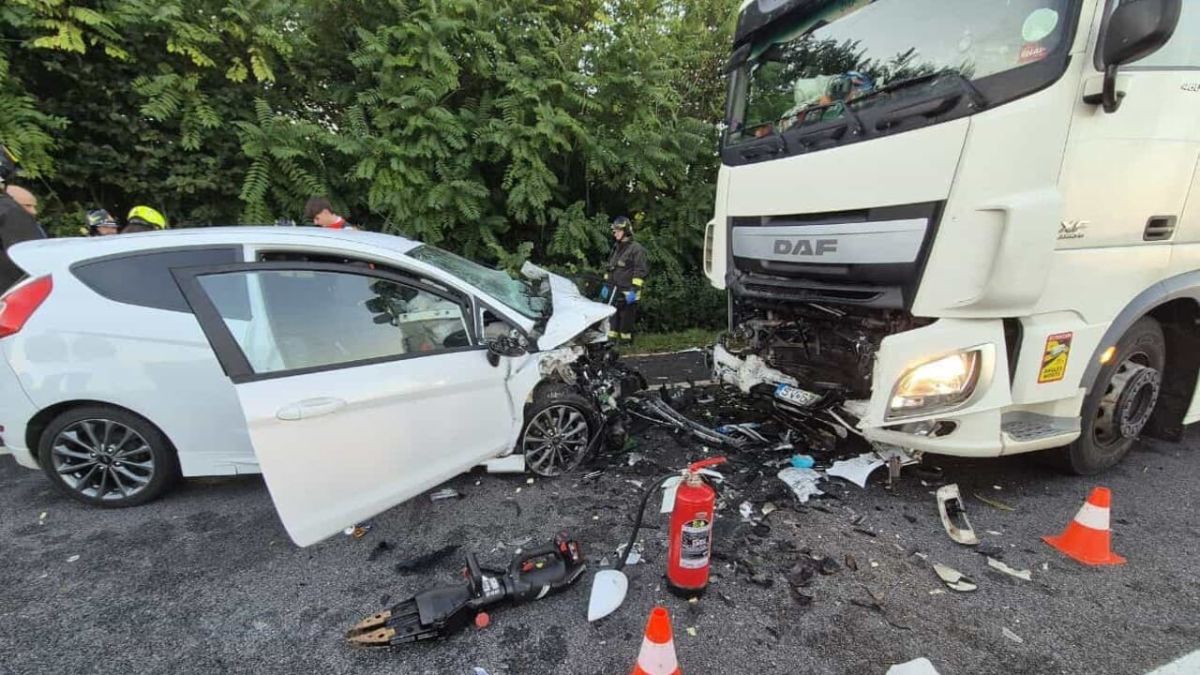Schianto mortale, orrore sull’asfalto in Italia: “Non è rimasto più niente, orribile” Schianto mortale, orrore sull’asfalto in Italia: “Non è rimasto più niente, orribile”