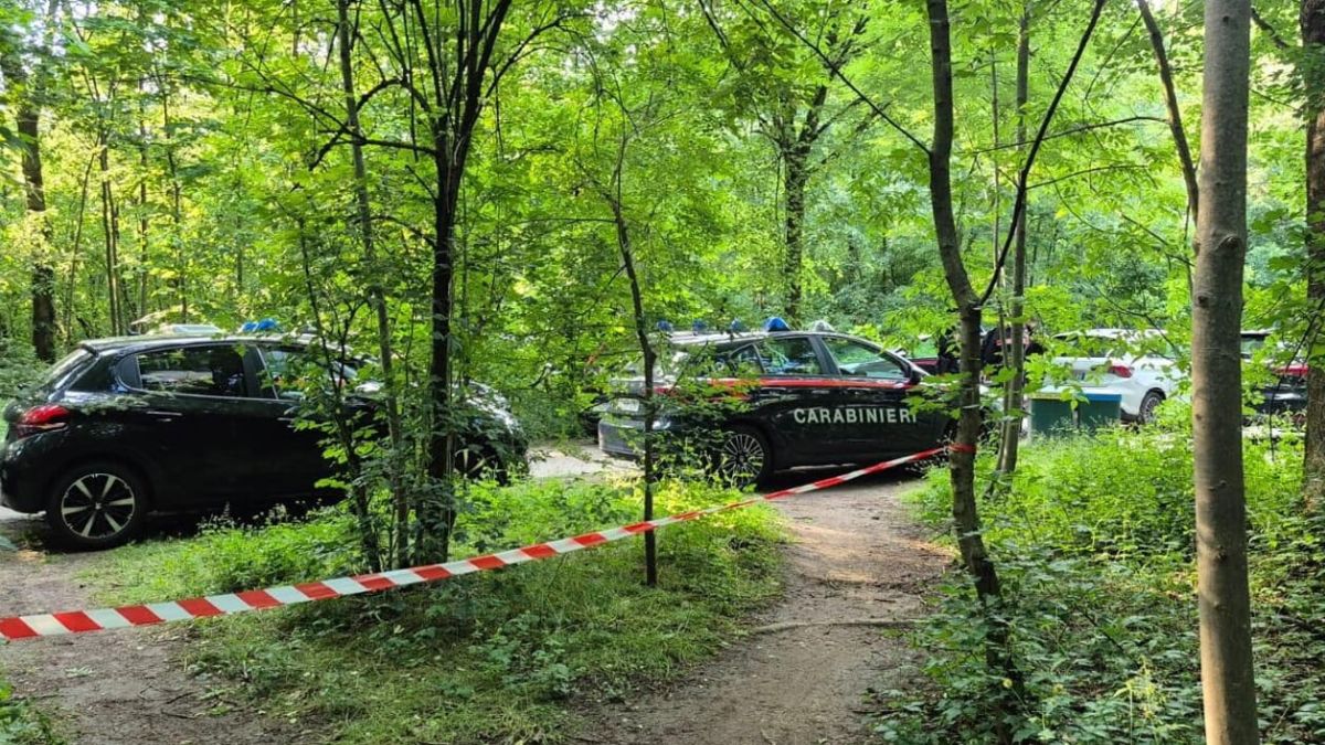Cadavere di un giovane trovato nel parco: indagini in corso