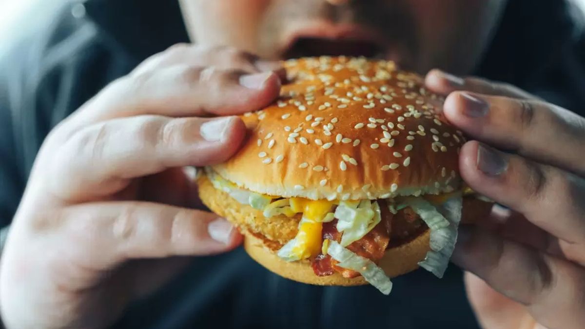 Compra un panino da McDonald’s, cosa ci trova dentro: “Poteva morire!” Compra un panino da McDonald’s, cosa ci trova dentro: “Poteva morire!”