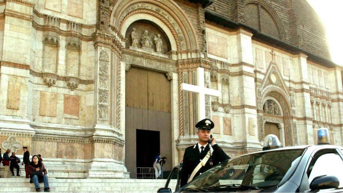 Coppia beccata in pieno in centro: lo stavano facendo davanti a tutti Coppia beccata in pieno in centro: lo stavano facendo davanti a tutti