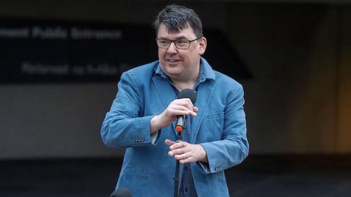 Arrestato il famoso comico della tv britannica: “Affermazioni anti transgender, gravissimo”. Arrestato il famoso comico della tv britannica: “Affermazioni anti transgender, gravissimo”.