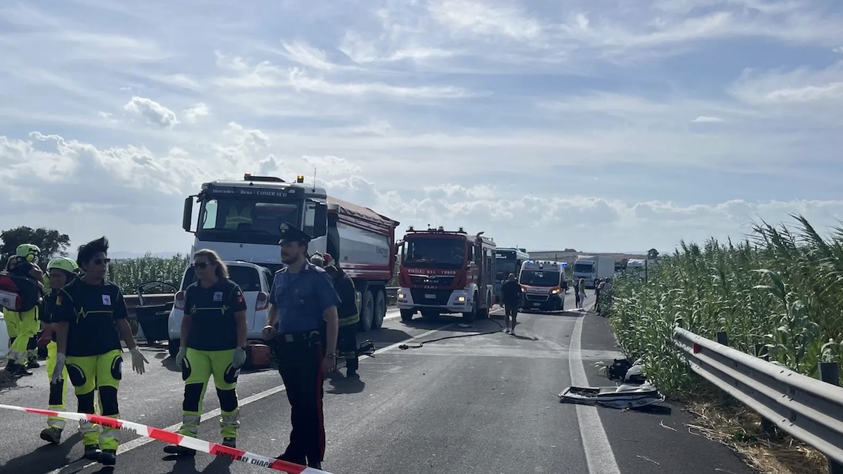 Schianto atroce sulla statale, il frontale mortale contro il camion carico di materiale: morti e feriti Schianto atroce sulla statale, il frontale mortale contro il camion carico di materiale: morti e feriti