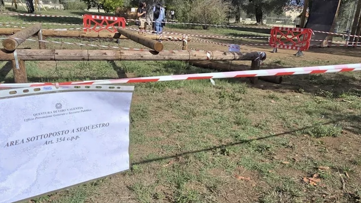 Disgrazia in mattinata al parco giochi: bimbo di tre anni schiacciato. È successo in un attimo