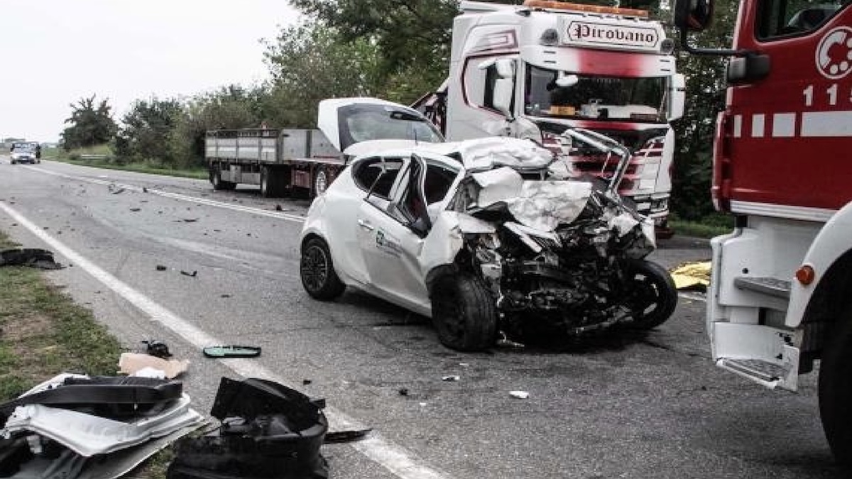 Schianto violentissimo, quel tir all’improvviso: Agata muore giovane. Cosa le è successo Schianto violentissimo, quel tir all’improvviso: Agata muore giovane. Cosa le è successo