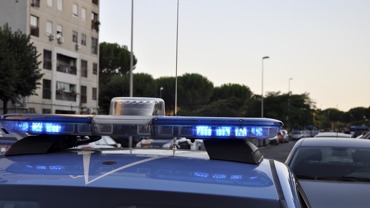 Entra dalla finestra e accoltella la ex 24enne: “Colpita fino a rompere la lama”. Arrestato