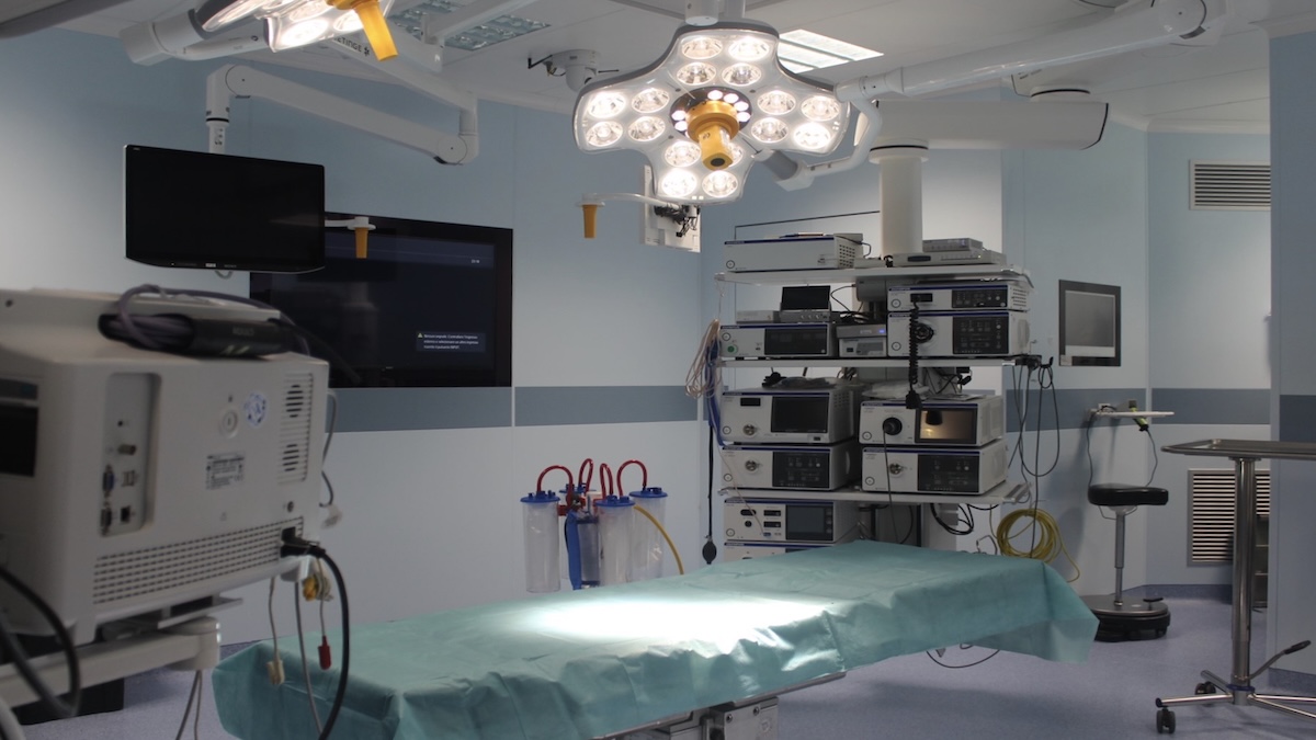 “Infermiera, andiamo di là”: medico lascia paziente sul tavolo operatorio, la ragione è sconvolgente