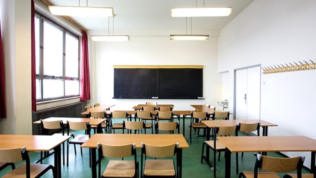 “I prof non possono indossarle”. È caos nella scuola italiana: le regole