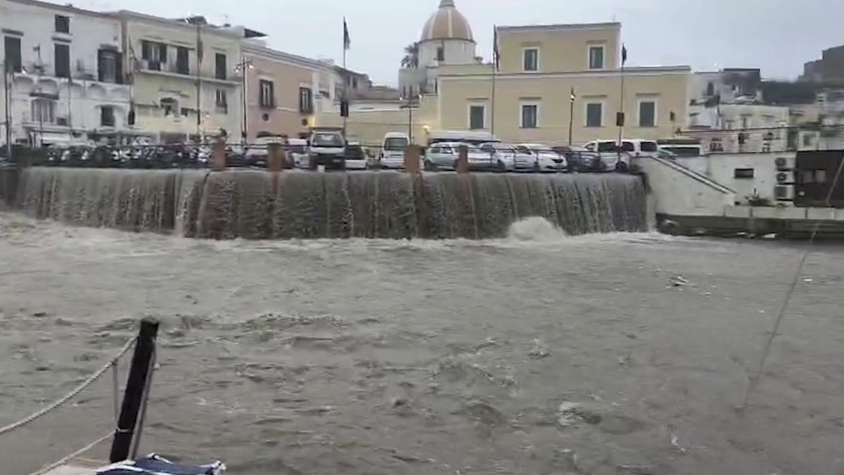 Emergenza in Italia, violenta bomba d’acqua: evacuate d’urgenza le scuole e il municipio