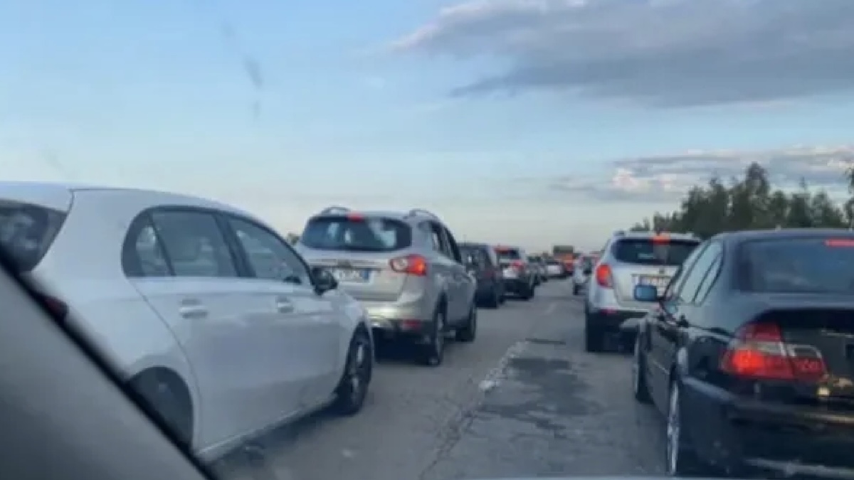 Tir perde olio in autostrada, uno schianto terrificante dopo l’altro: maxi incidente in Italia