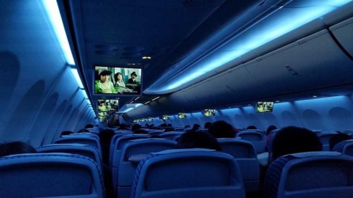 Pista non illuminata, aereo resta sospeso in volo per un’ora: poi la scoperta shock. Follia pura