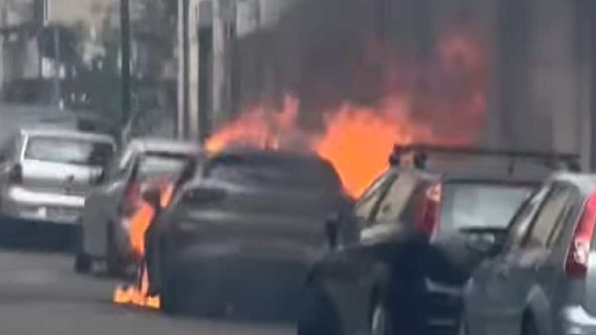 Italia – Auto prende fuoco all’improvviso, poi l’esplosione. Terrore in strada Italia – Auto prende fuoco all’improvviso, poi l’esplosione. Terrore in strada
