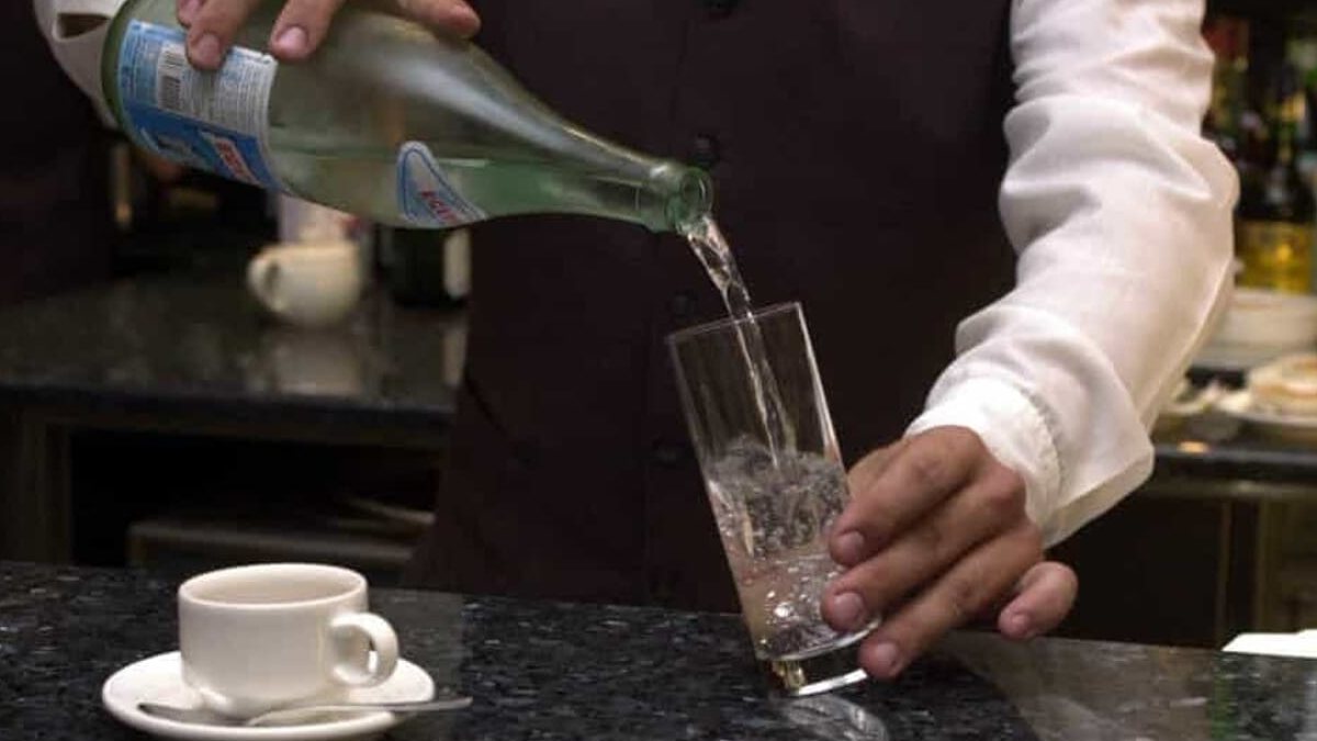 Chiede un bicchiere d’acqua al bar e finisce in ospedale: cosa c’era dentro Chiede un bicchiere d’acqua al bar e finisce in ospedale: cosa c’era dentro