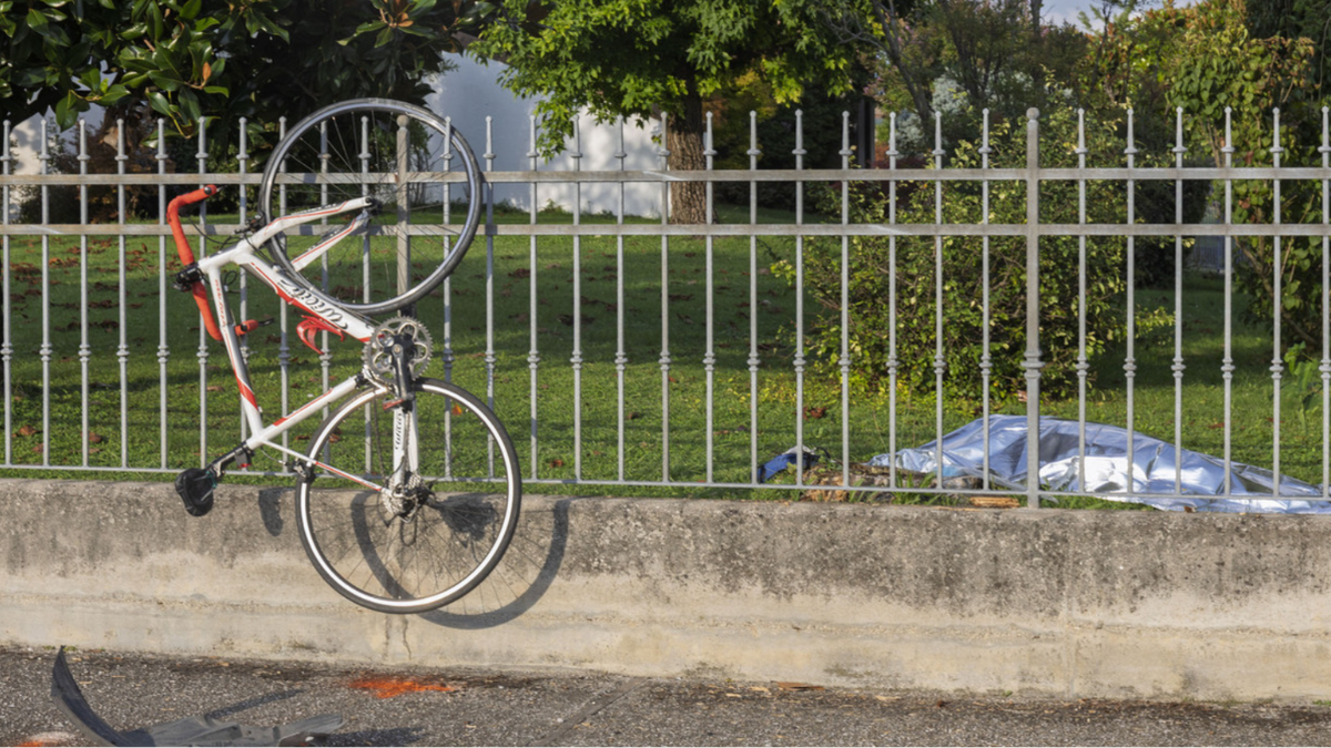 Italia, ciclista travolto e ucciso da un’auto: alla guida un 18enne senza patente Italia, ciclista travolto e ucciso da un’auto: alla guida un 18enne senza patente