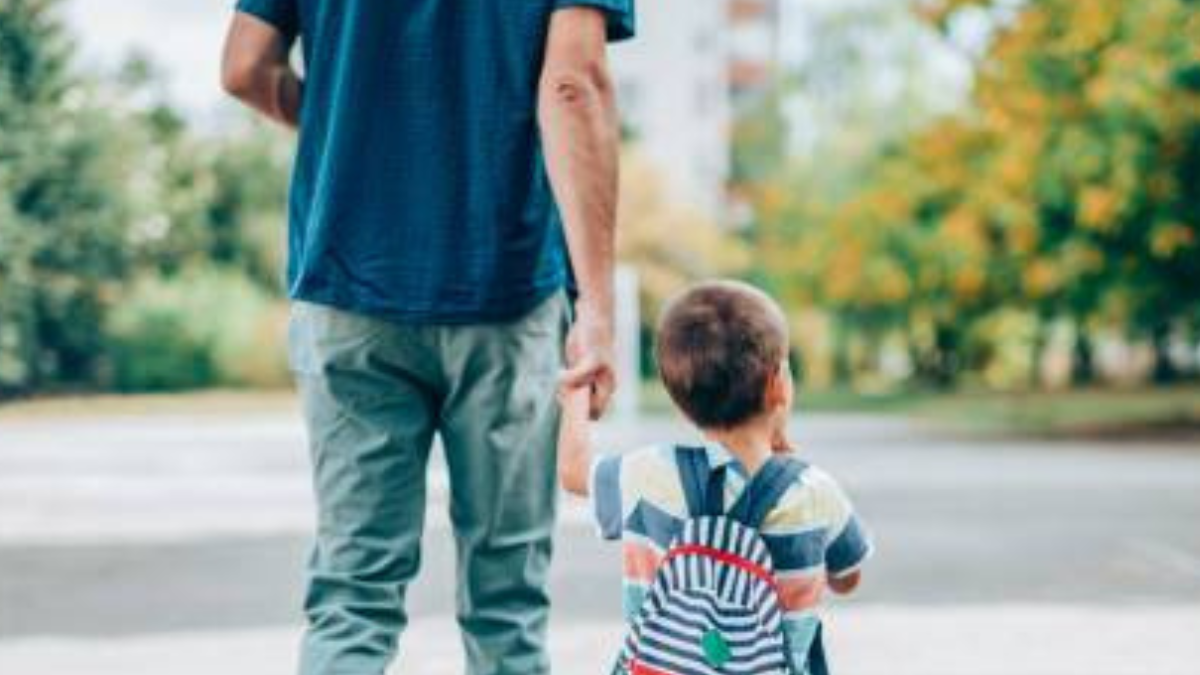 Porta la figlia a scuola e si ferma sulle strisce per vederla entrare: papà multato, esplode il caso