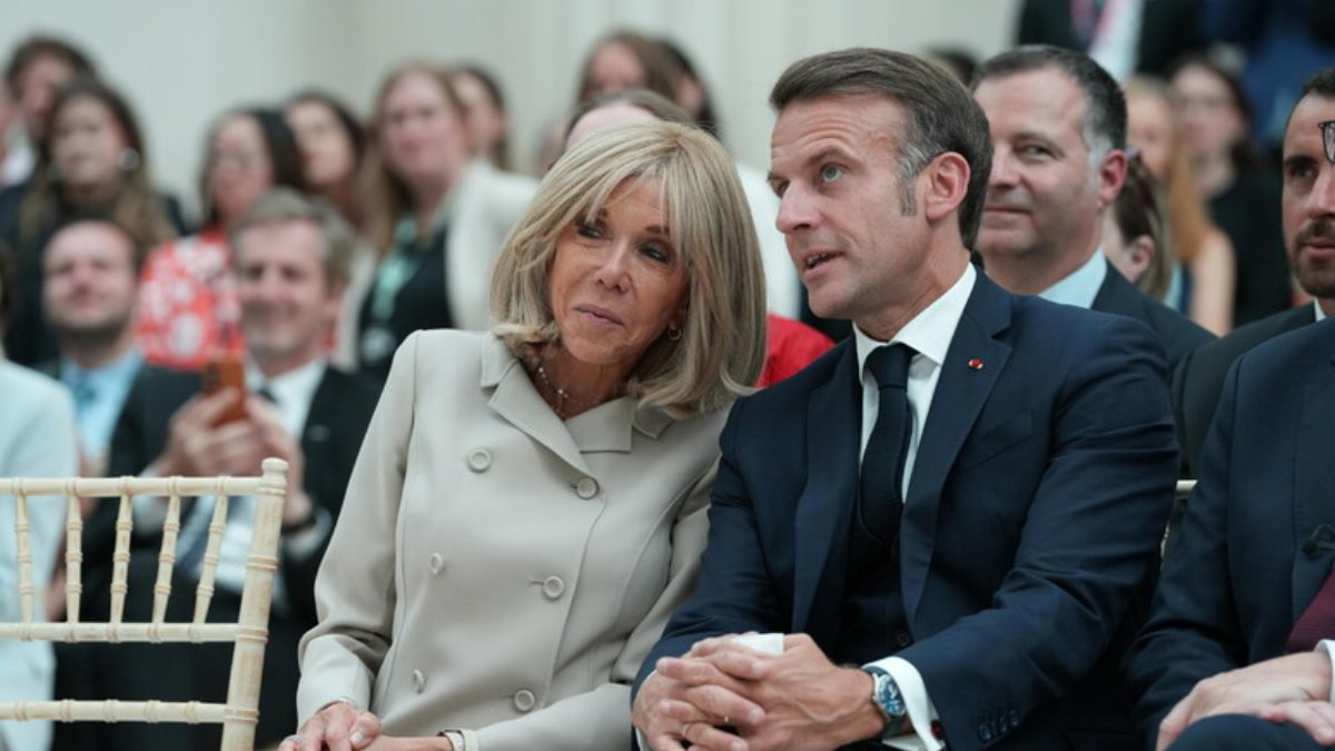 “Non è donna”. Macron, la moglie Brigitte costretta a mostrare le prove intime