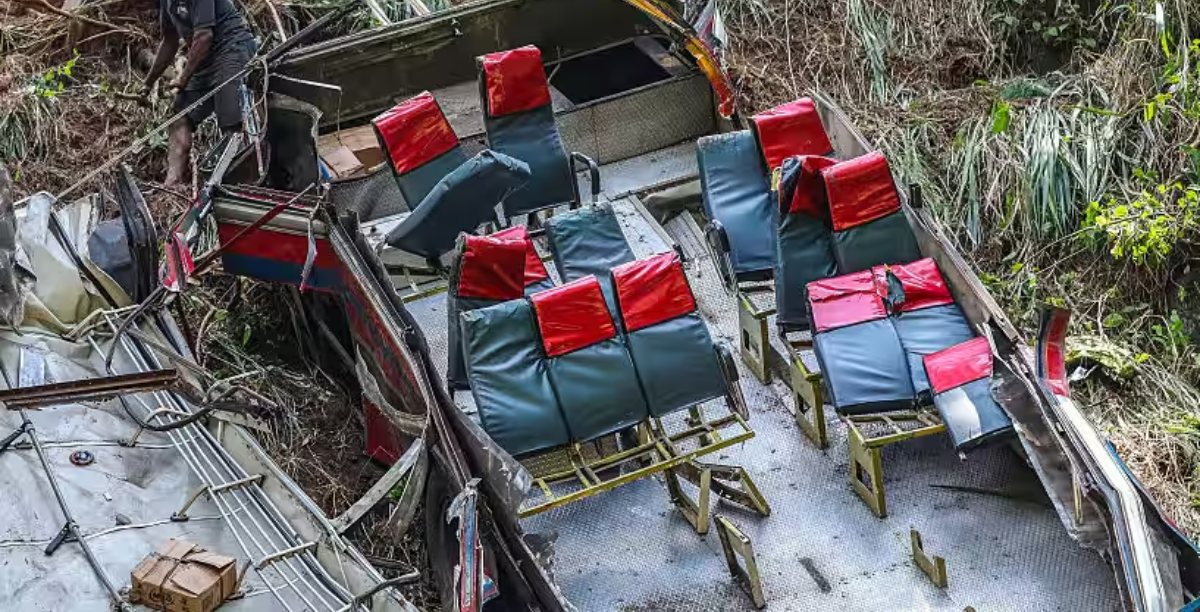 Autobus precipita in un burrone, è tragedia! Bilancio drammatico