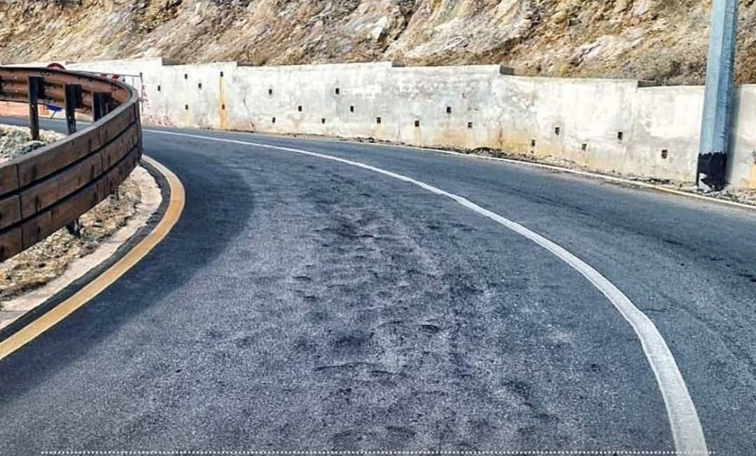 Campi Flegrei, l’asfalto fa bolle e crepe come lava. Cittadini in allarme