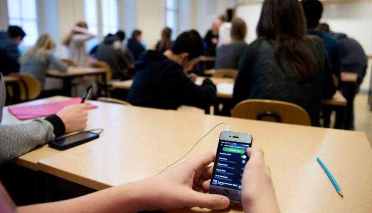 Scuola, addio smartphone in classe! Rischio grosso per gli studenti beccati col telefono
