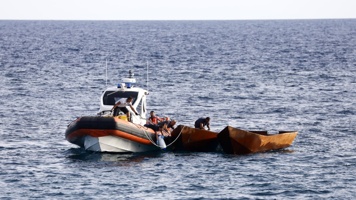 Barca piena di studenti si capovolge in mare: è strage