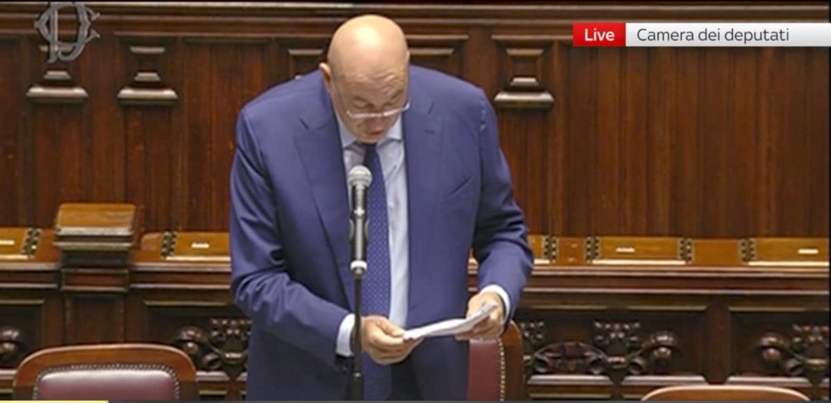 Crosetto allerta la Camera: “Clima preoccupante, non possiamo garantire la sicurezza. Manderemo un’altra nave”