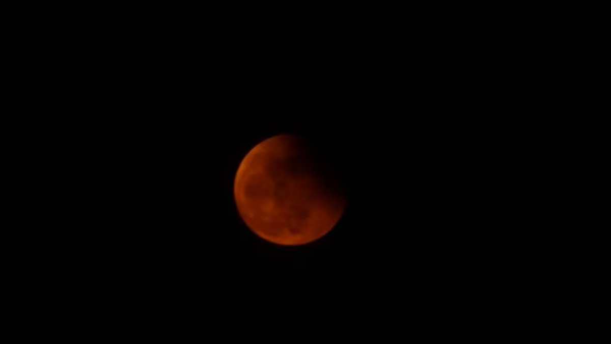Eclissi totale di Luna 2025: spettacolo rosso fuoco visibile anche dall’Italia Eclissi totale di Luna 2025: spettacolo rosso fuoco visibile anche dall’Italia