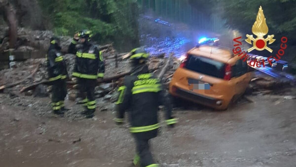 Frana in Italia: auto travolta, strada chiusa ed enormi disagi