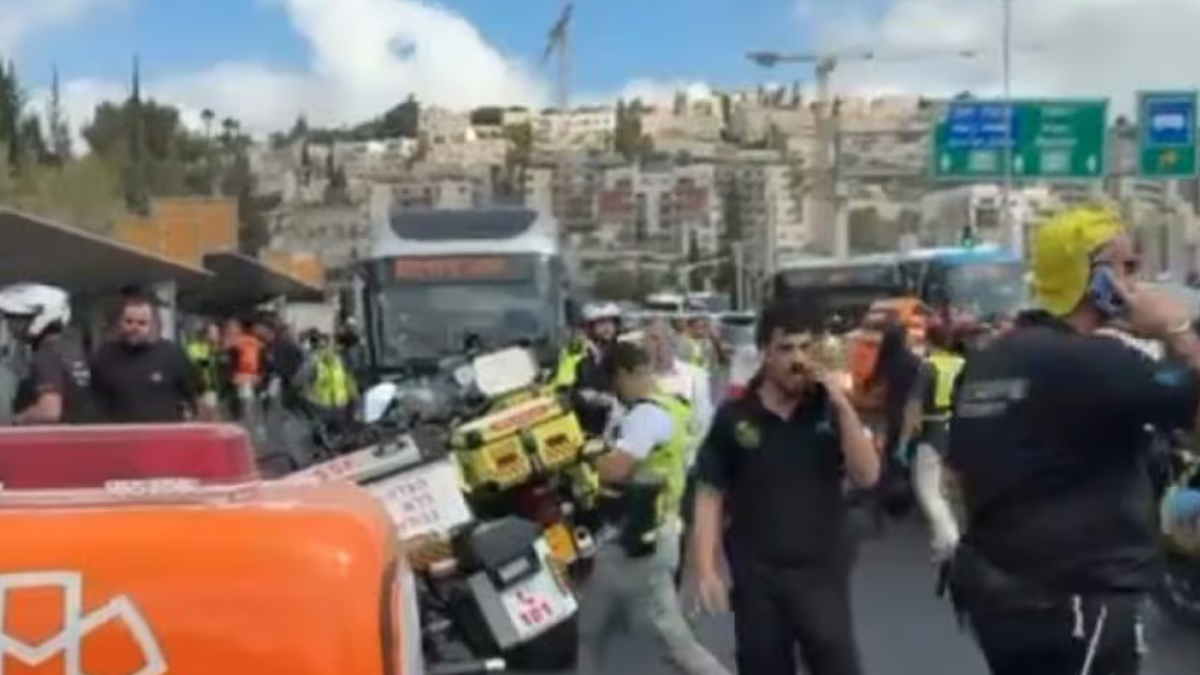 Attentato a Gerusalemme, assalto armato su un autobus: cinque morti e oltre venti feriti Attentato a Gerusalemme, assalto armato su un autobus: cinque morti e oltre venti feriti