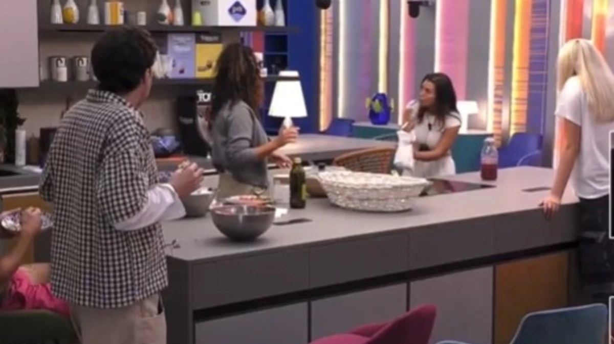 “Mi hai rotto il…”. Grande Fratello, lite in cucina: sente cosa mettono nella pentola ed è una furia