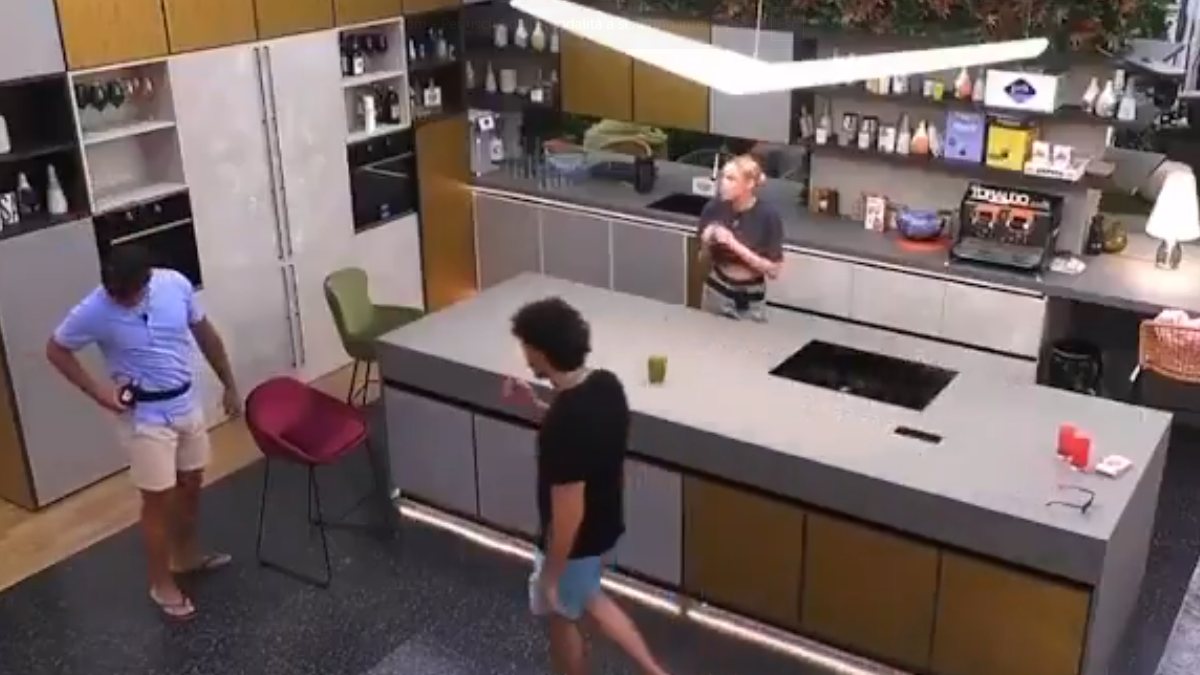 “Vergogna, fuori subito”. Grande Fratello shock, concorrente già a rischio squalifica: clamoroso!
